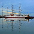 Gorch Fock1 - die  "alte Lady" schaut in den Spiegel...