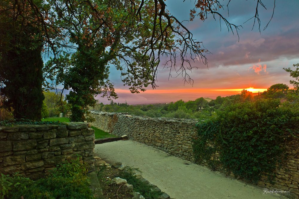 Gordes, Coucher de soleil sur le Lubéron