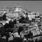 Gordes ein Städtchen an einem Felsenhang  in der Provence