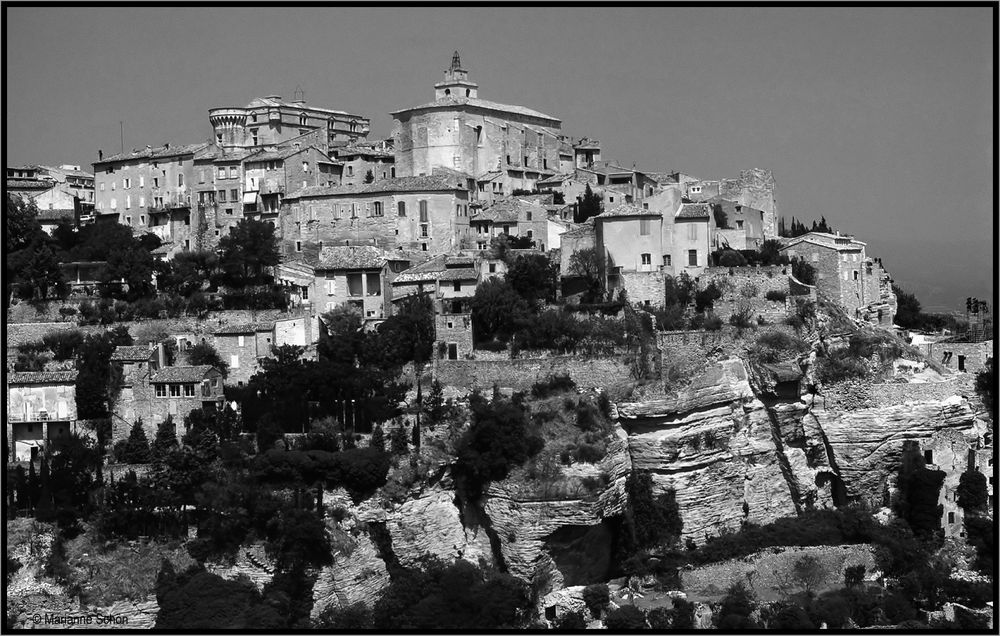 Gordes ein Städtchen an einem Felsenhang  in der Provence