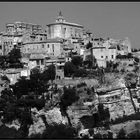 Gordes ein Städtchen an einem Felsenhang  in der Provence