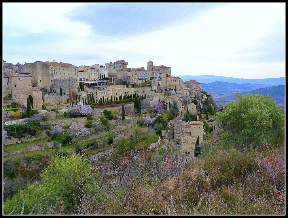 Gordes en fin de journée .