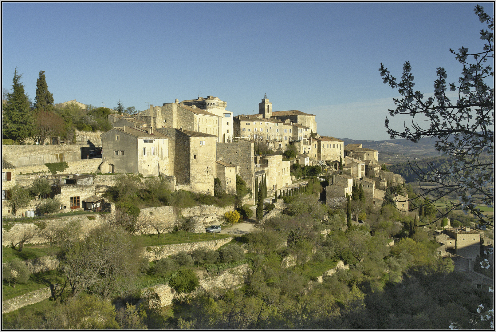 Gordes in der Frühlingssonne