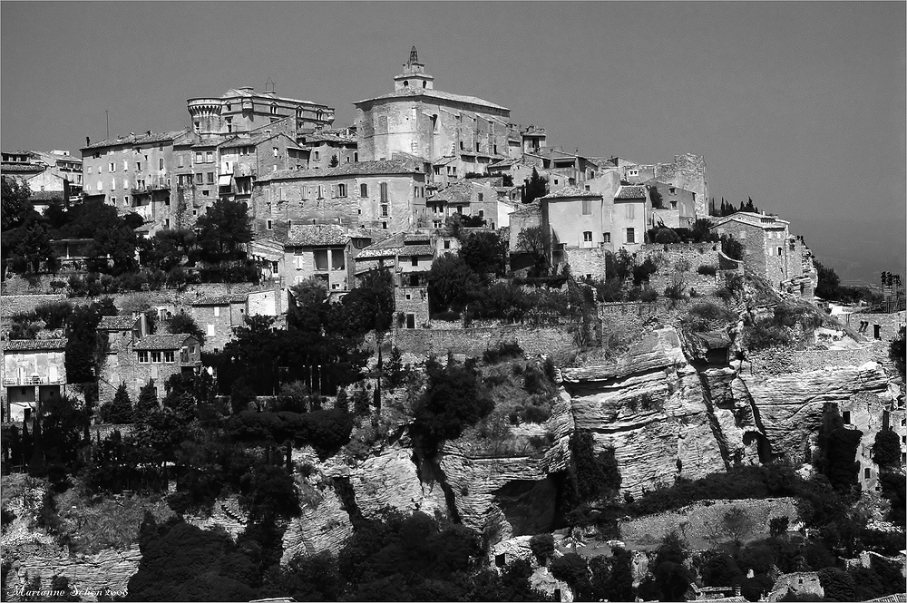 Gordes...ein Provence - Städtchen am Felsenhang in schwarz/weiß