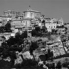 Gordes...ein Provence - Städtchen am Felsenhang in schwarz/weiß
