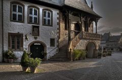 Goslar -Altstadt-Mitte " Südeingang des Rathauses am Frühenmorgen "