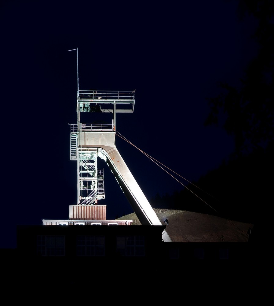 Goslar-Bergwerk-Museum " Förderturm vom Rammelsberg, in der Dämmerung "