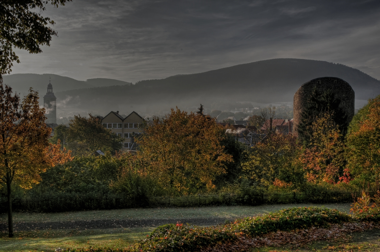 GosLar " GosLar im Herbst am Frühenmorgen, mit Blick auf dem Teufelsturm"