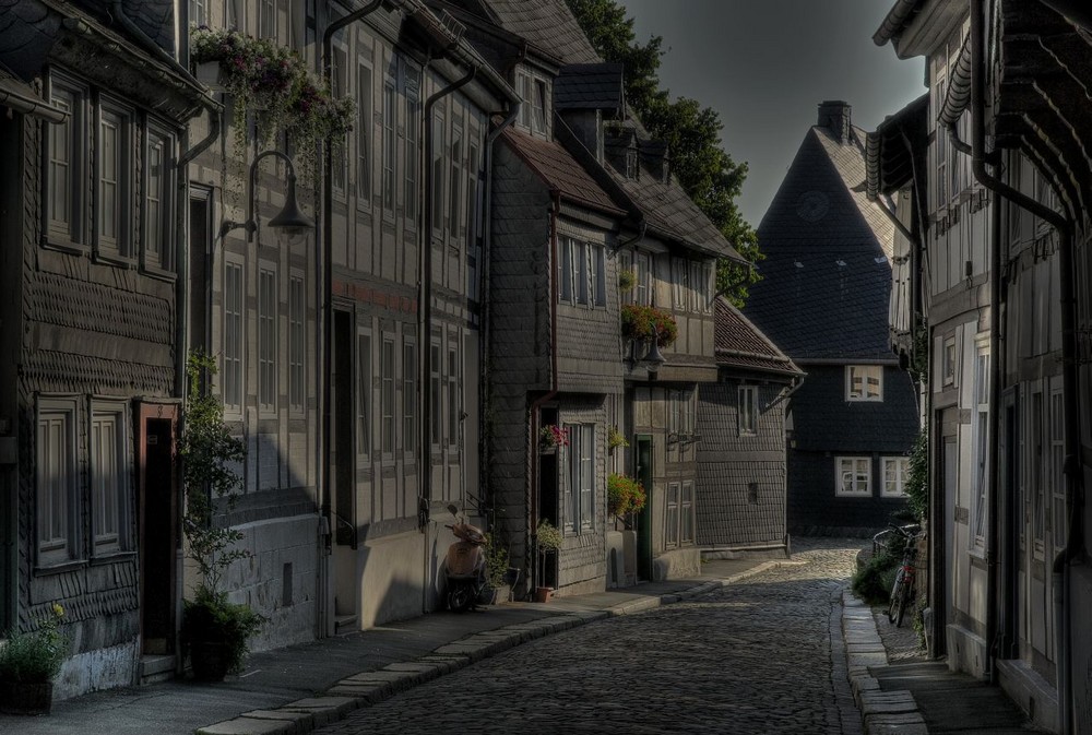 Goslar-Ober-Stadt" geschmückte Fassade der Stadt am Frühenmorgen "