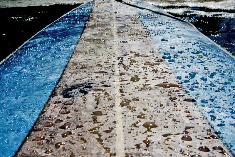 gotas de agua sobre tabla de surf