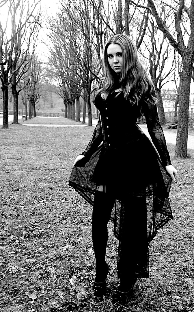 Gothlady im Park