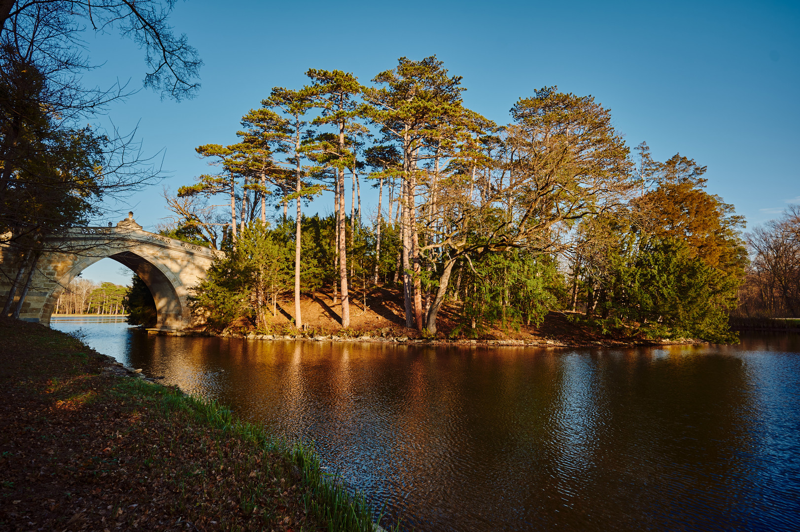 Gotische Brücke mit Insel