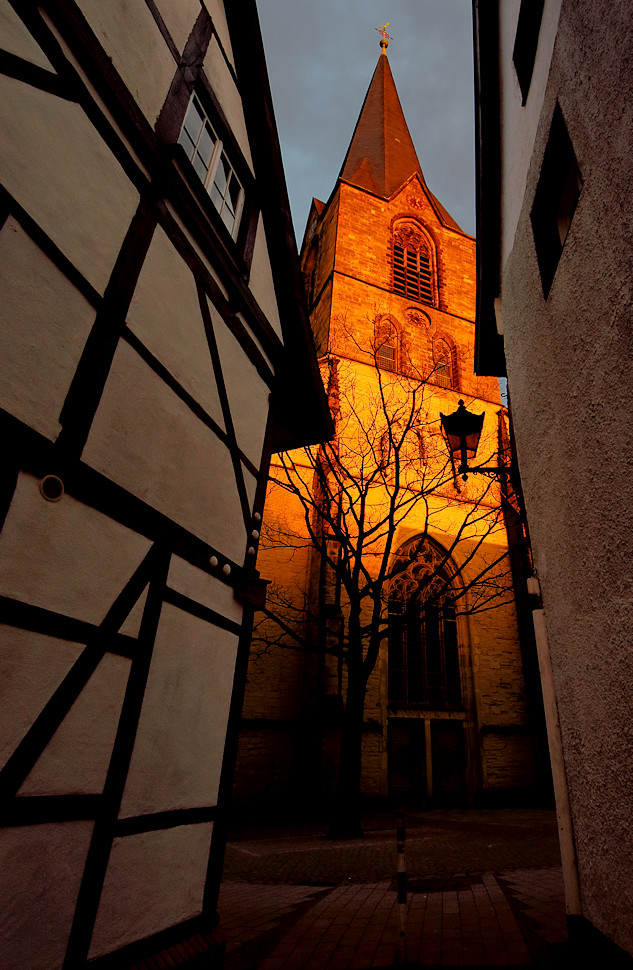 Gotische Kirche bei Sonnenuntergang