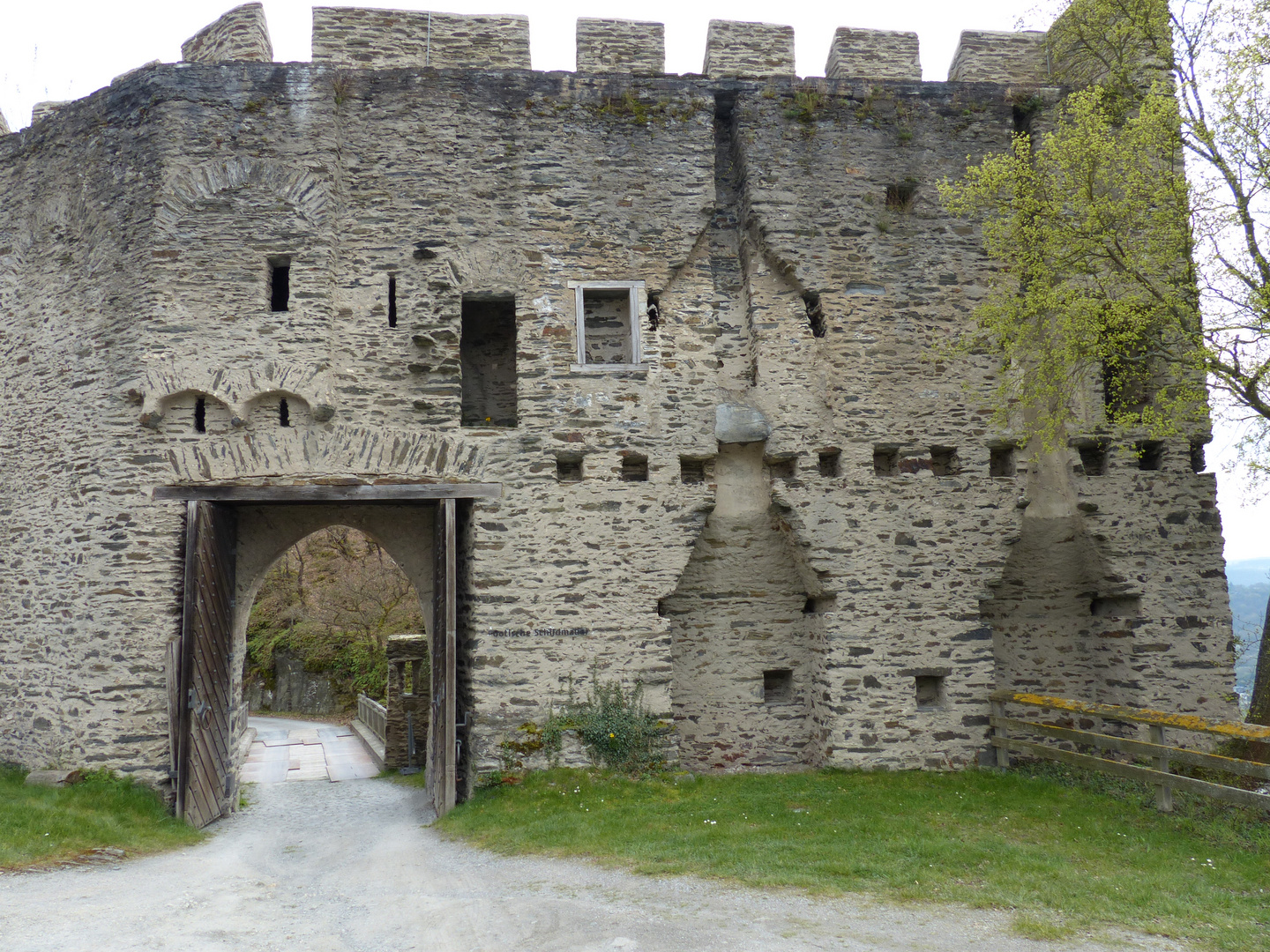 Gotische Schildmauer