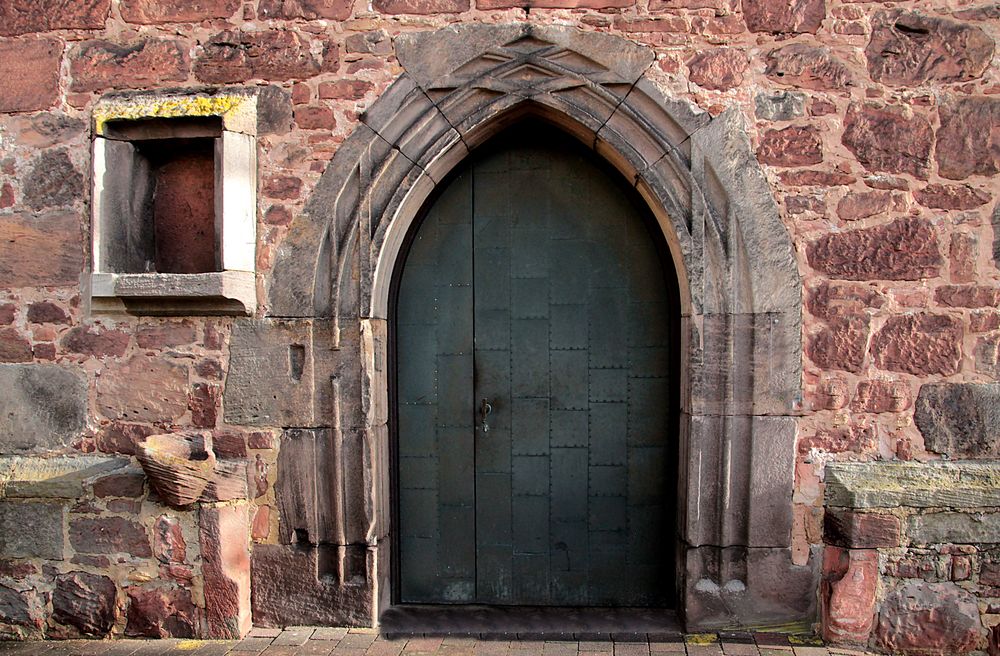 Gotische Tür am alten Kirchturm Breitenbach