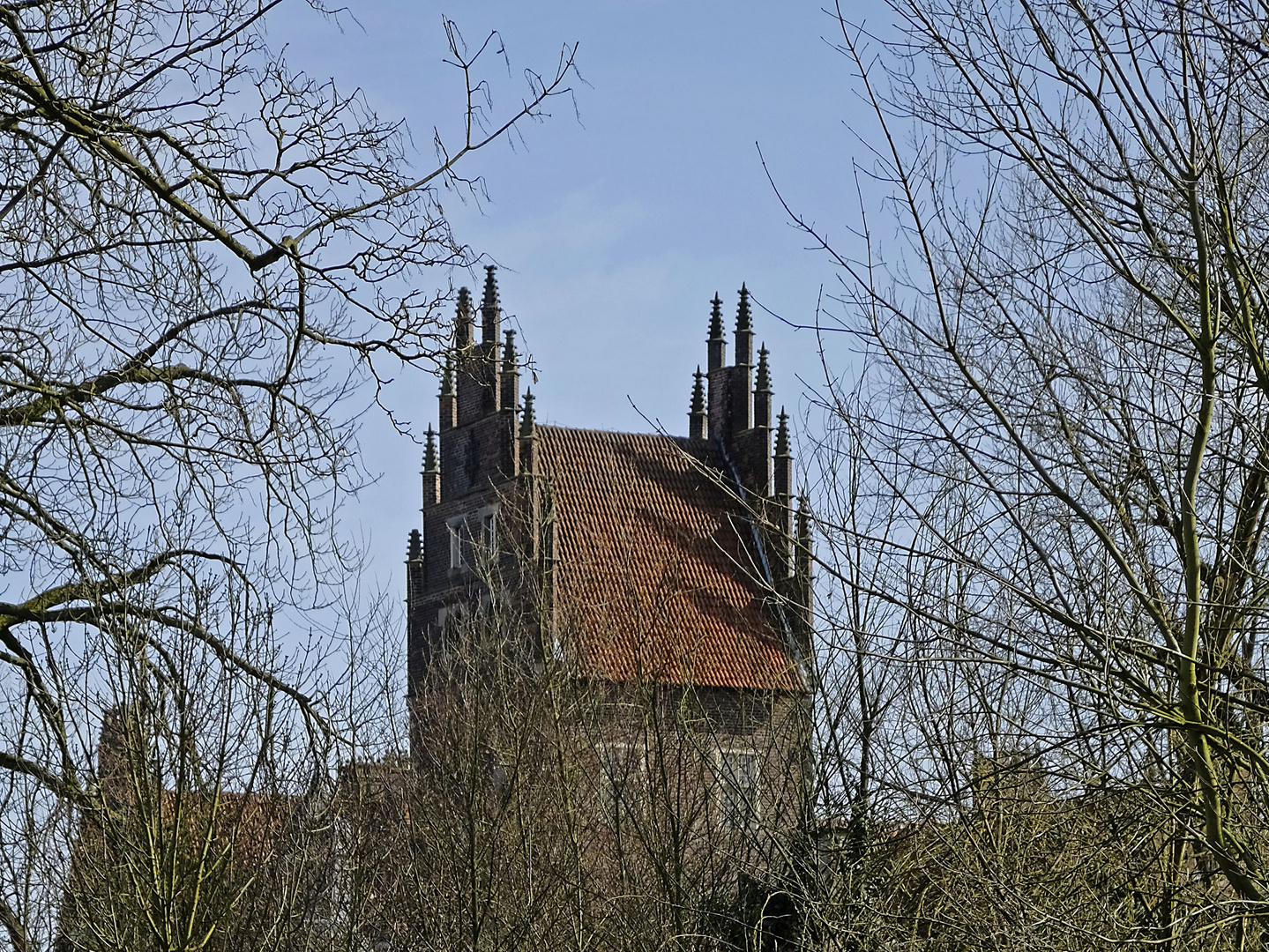 Gotischer Backsteinturm von Schloß Heessen (Stadt Hamm) aus dem 15. Jh.