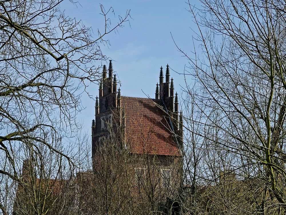 Gotischer Backsteinturm von Schloß Heessen (Stadt Hamm) aus dem 15. Jh.