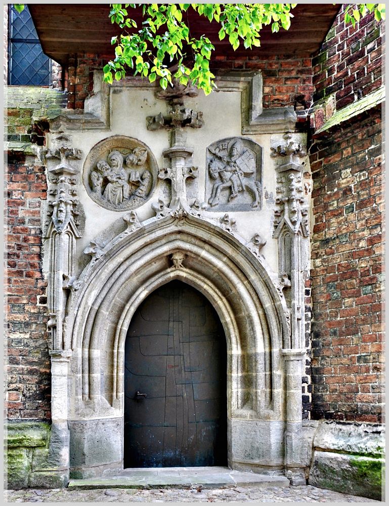 ||  gotischer Kircheneingang  ||