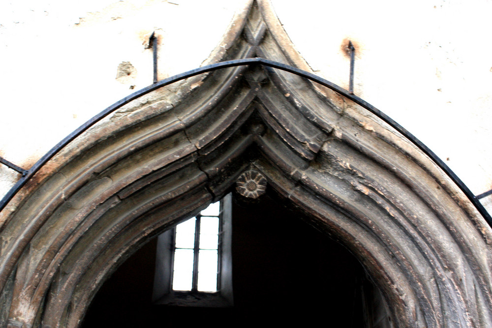 Gotisches Detail des Eingangs zur Kirche in Boian.