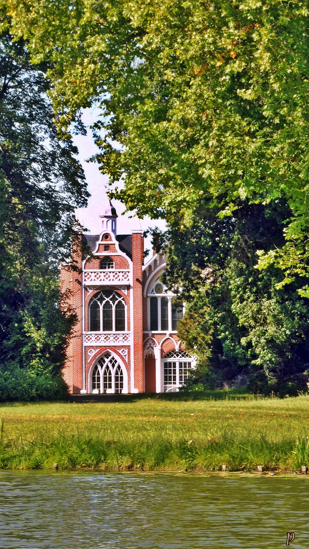 Gotisches Haus im Wörlitzer Park, Parkseite