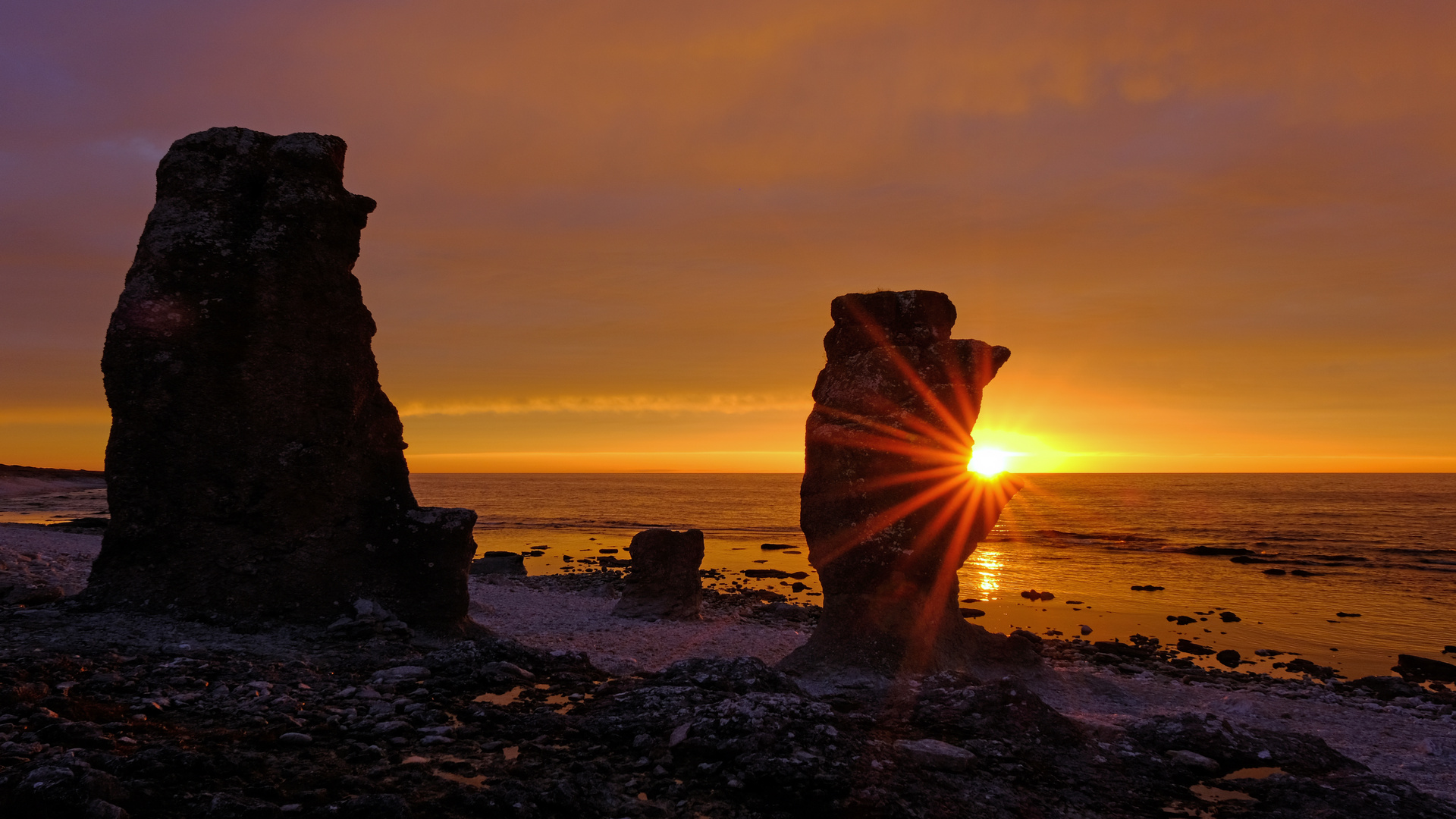 Gotland Farö Raukar im letzten Sonnenlicht 