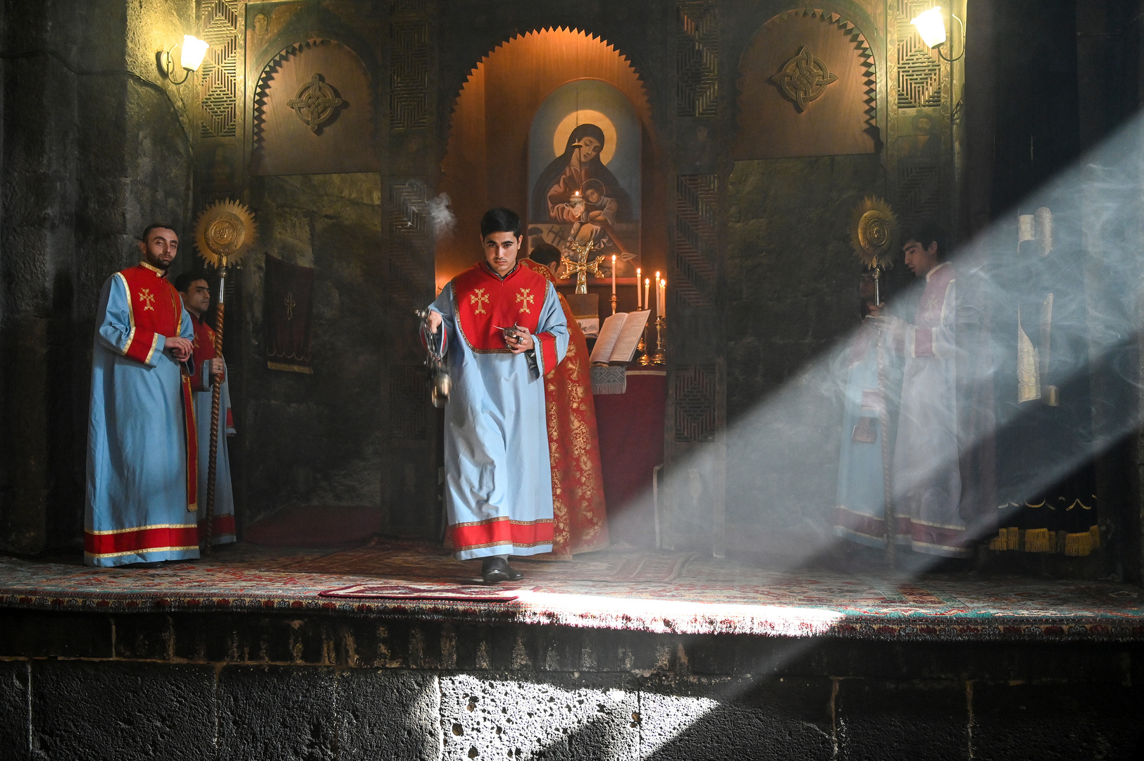 Gottesdienst im Kloster Sevanavank 01