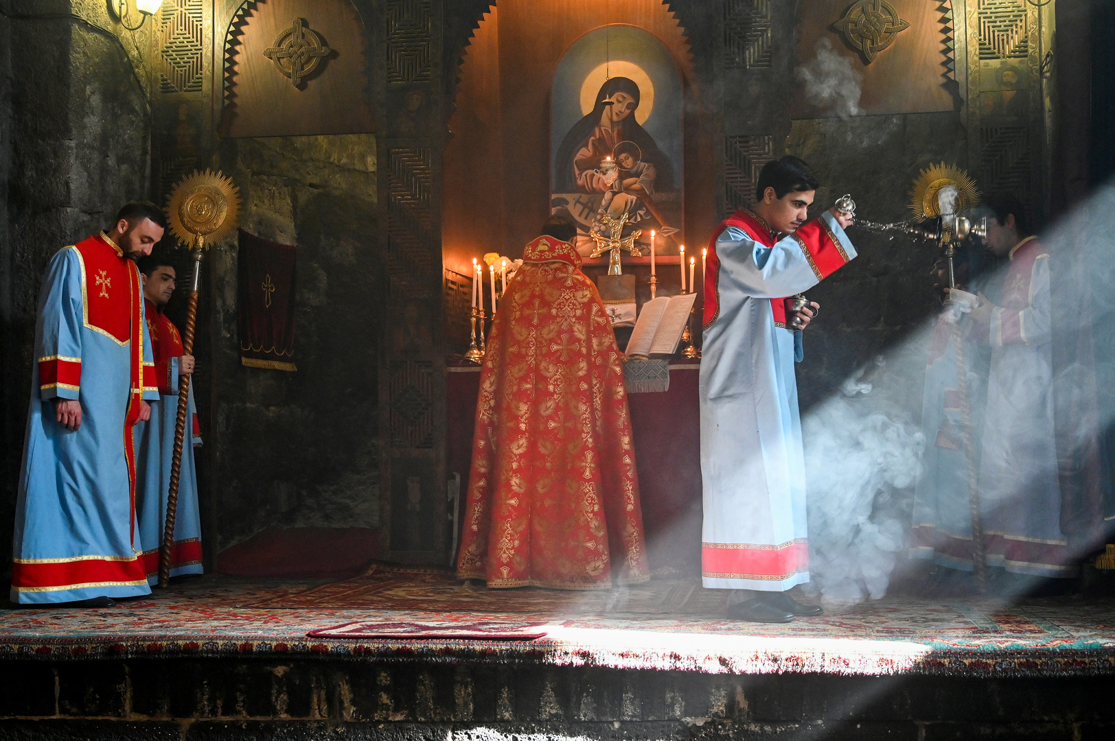 Gottesdienst im Kloster Sevanavank 03