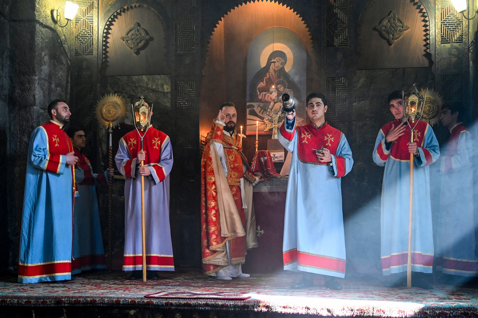 Gottesdienst im Kloster Sevanavank 05