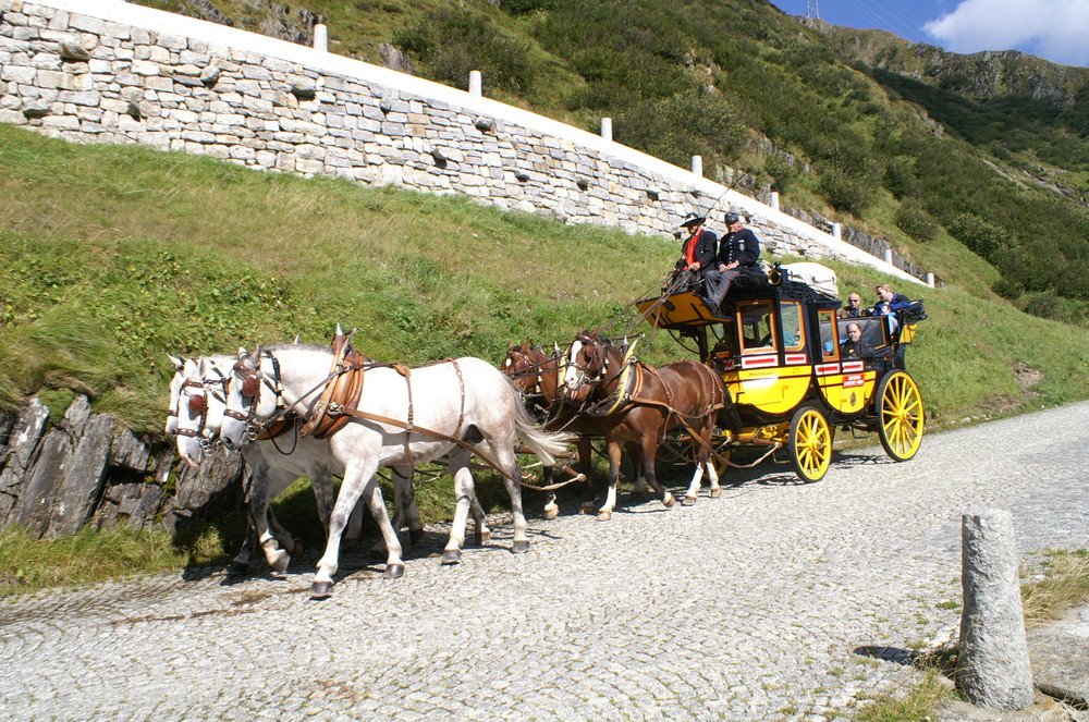 Gotthardpostkutsche an der Tremola