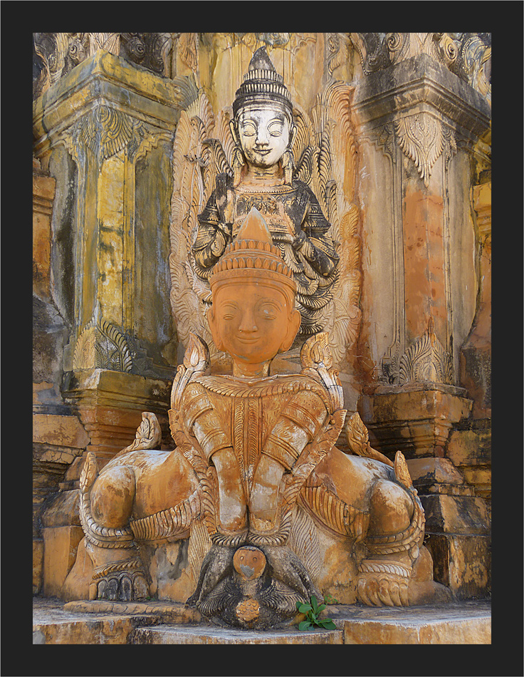 Gottheiten zwischen den Stupas