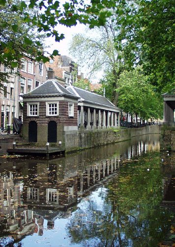 Gouda canal with monument