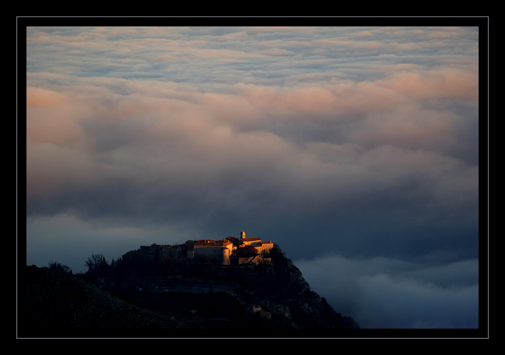 Gourdon dans les nuages