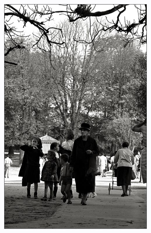 Gouvernante. Nun auch schon tot. Im Jardin du Luxembourg 1962.