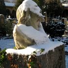 Grab auf dem Innsbrucker Westfriedhof nach dem ersten Schnee im November
