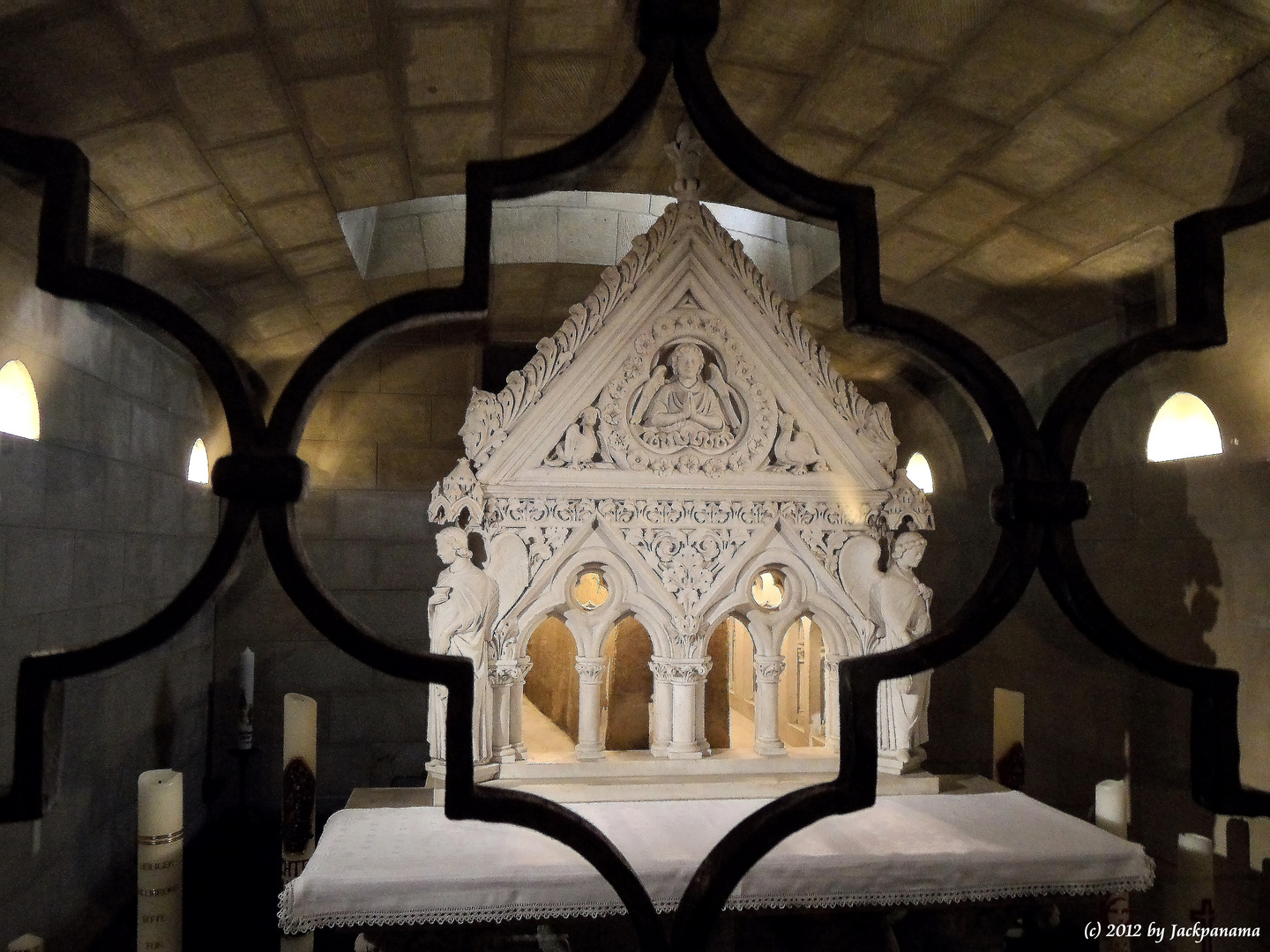 Grab des Hl. Willibrord in der Krypta der St. Willibrord Basilika, Echternach