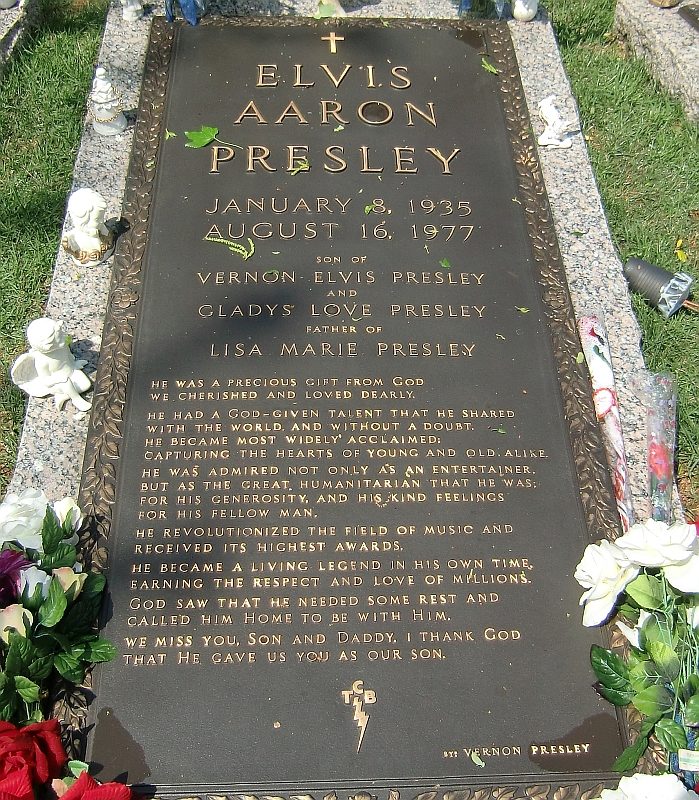 Grab von Elvis im Garten von Graceland