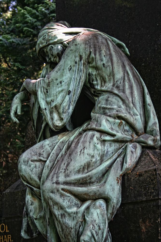 Grabfigur Frau - Melatenfriedhof Köln