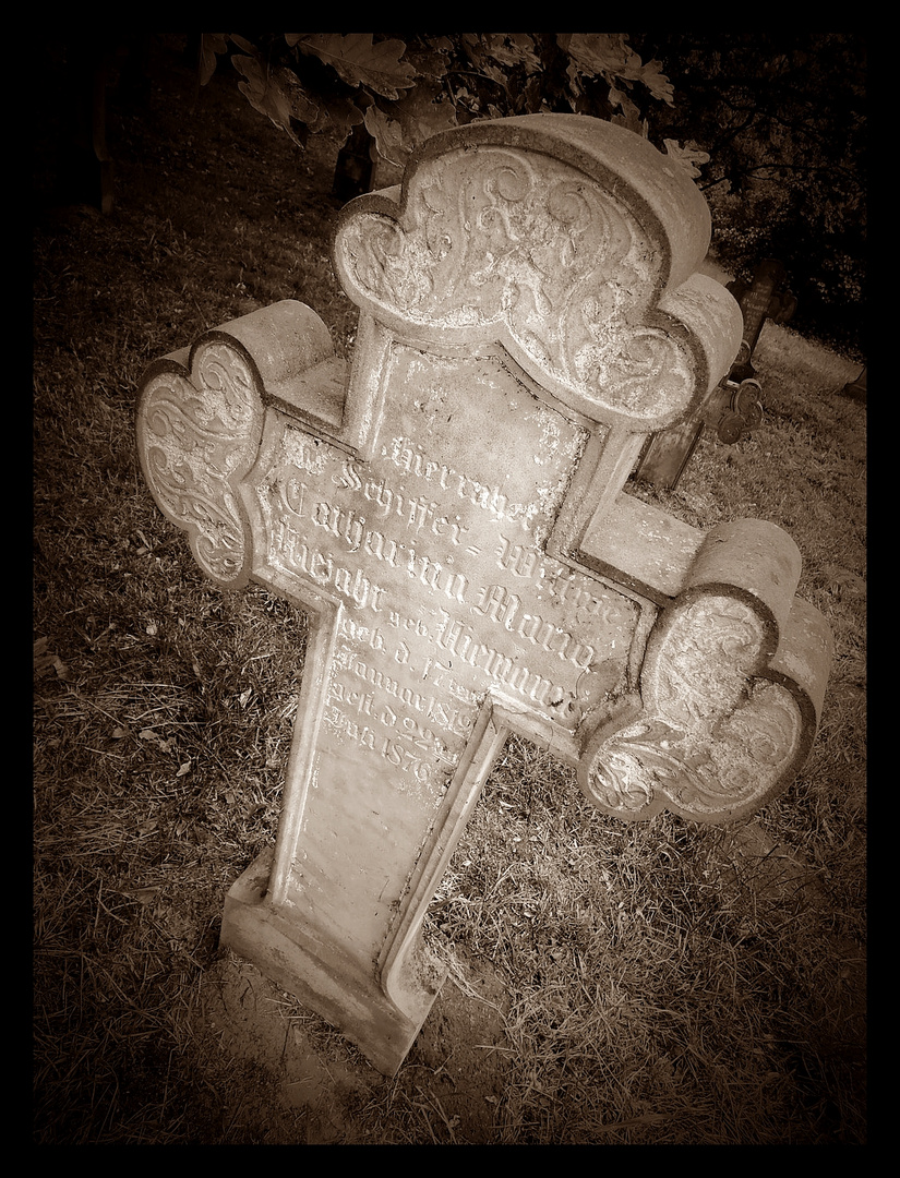 Grabkreuz der Schifferwitwe Kiejahr auf dem Friedhof Wustrow/Fischland.