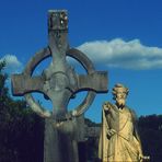 Grabkreuz mit Skulptur