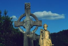 Grabkreuz mit Skulptur