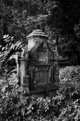 Grabmal auf Friedhof in Alt-Saarbrücken