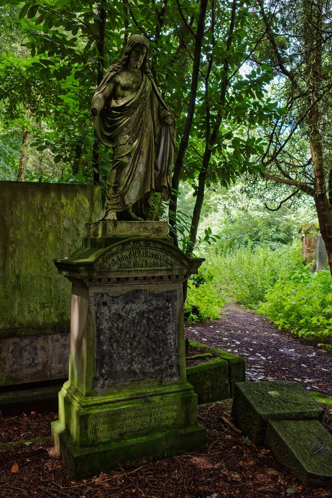 Grabmal auf Friedhof in Alt-Saarbrücken