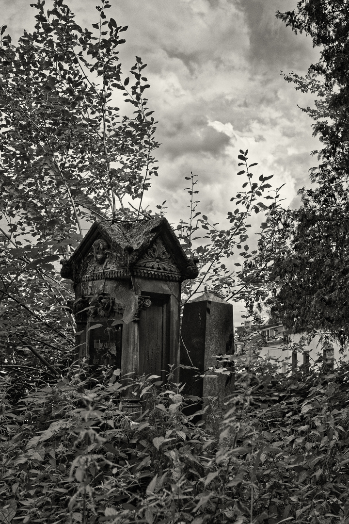 Grabmal auf Friedhof in Alt-Saarbrücken