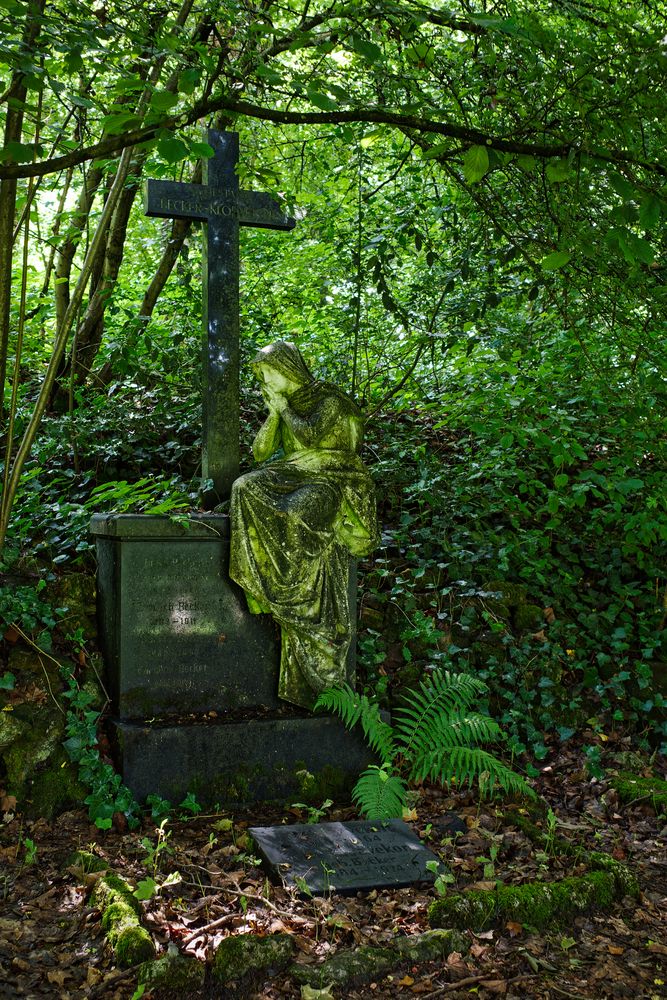 Grabmal auf Friedhof in Alt-Saarbrücken