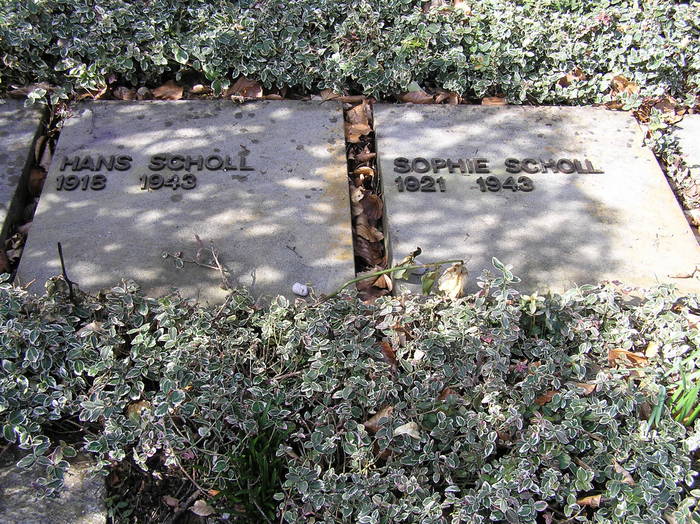 Grabplatten von Hans und Sophie Scholl