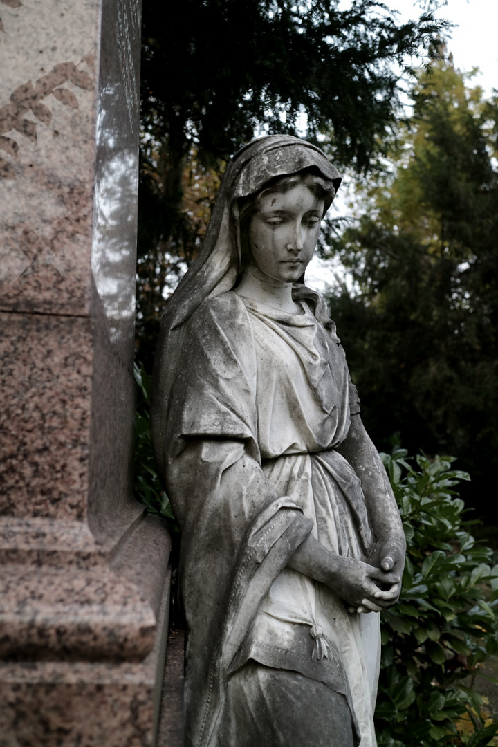 Grabskulptur auf dem Frankfurter Hauptfriedhof