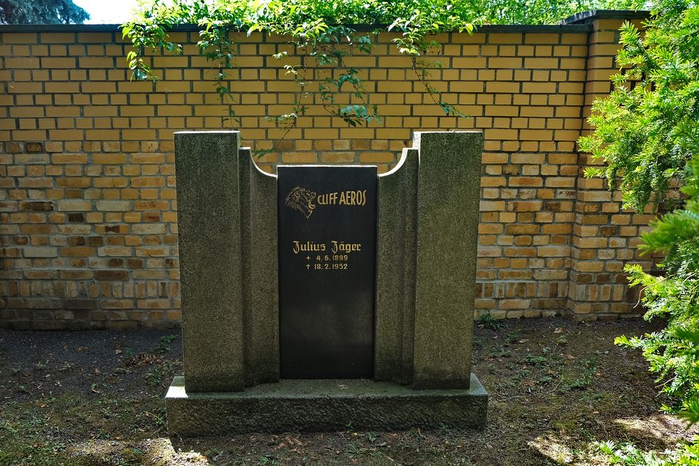 Grabstein von Cliff Aeros auf dem Leipziger Südfriedhof