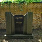 Grabstein von Cliff Aeros auf dem Leipziger Südfriedhof