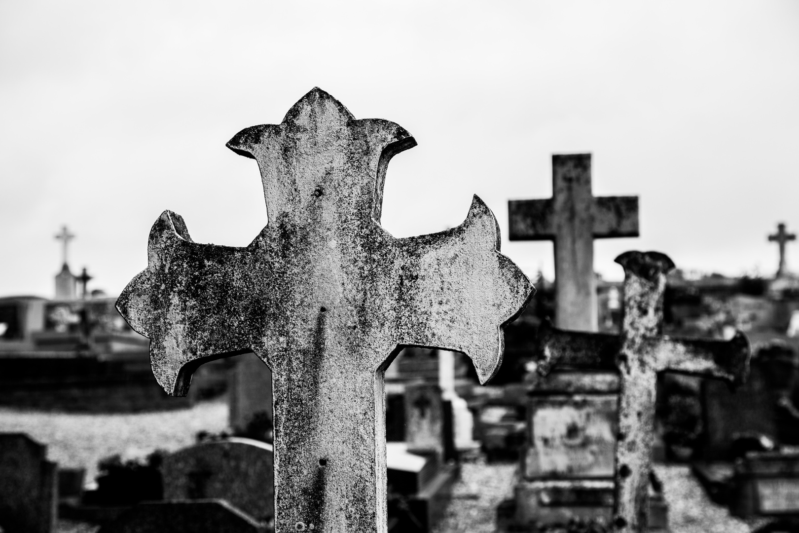 Grabsteine auf dem Friedhof der Kirche von Varengeville-sur-Mer