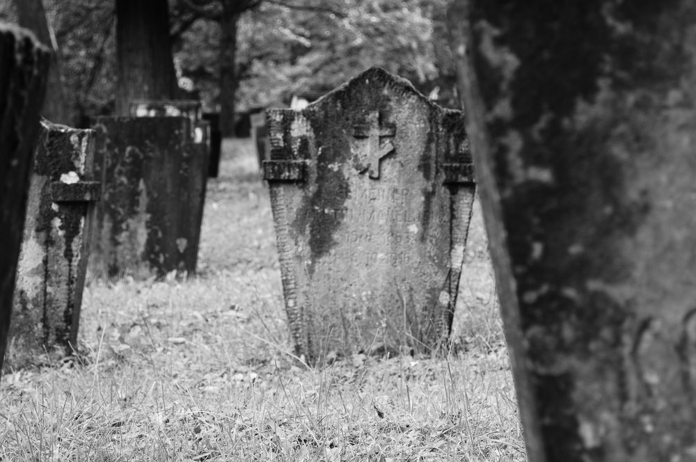 Grabsteine auf einem alten Kriegsfriedhof